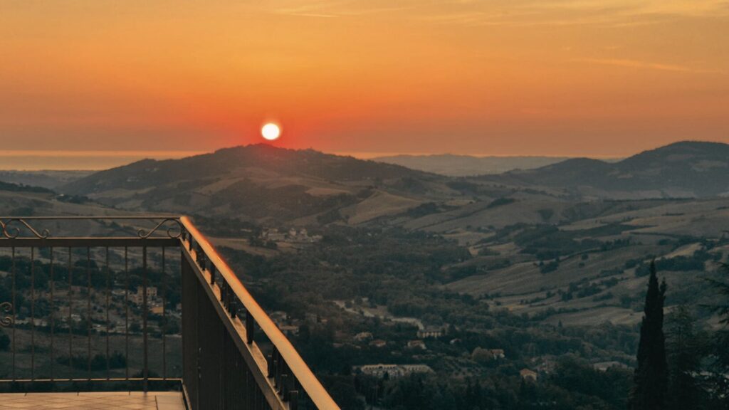 Alba sulle colline del Montefeltro vista dalla terrazza di Gio’s Hygge Nest, perfetta per un risveglio Hygge lento e rilassante.