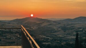 Alba sulle colline del Montefeltro vista dalla terrazza di Gio’s Hygge Nest, perfetta per un risveglio Hygge lento e rilassante.